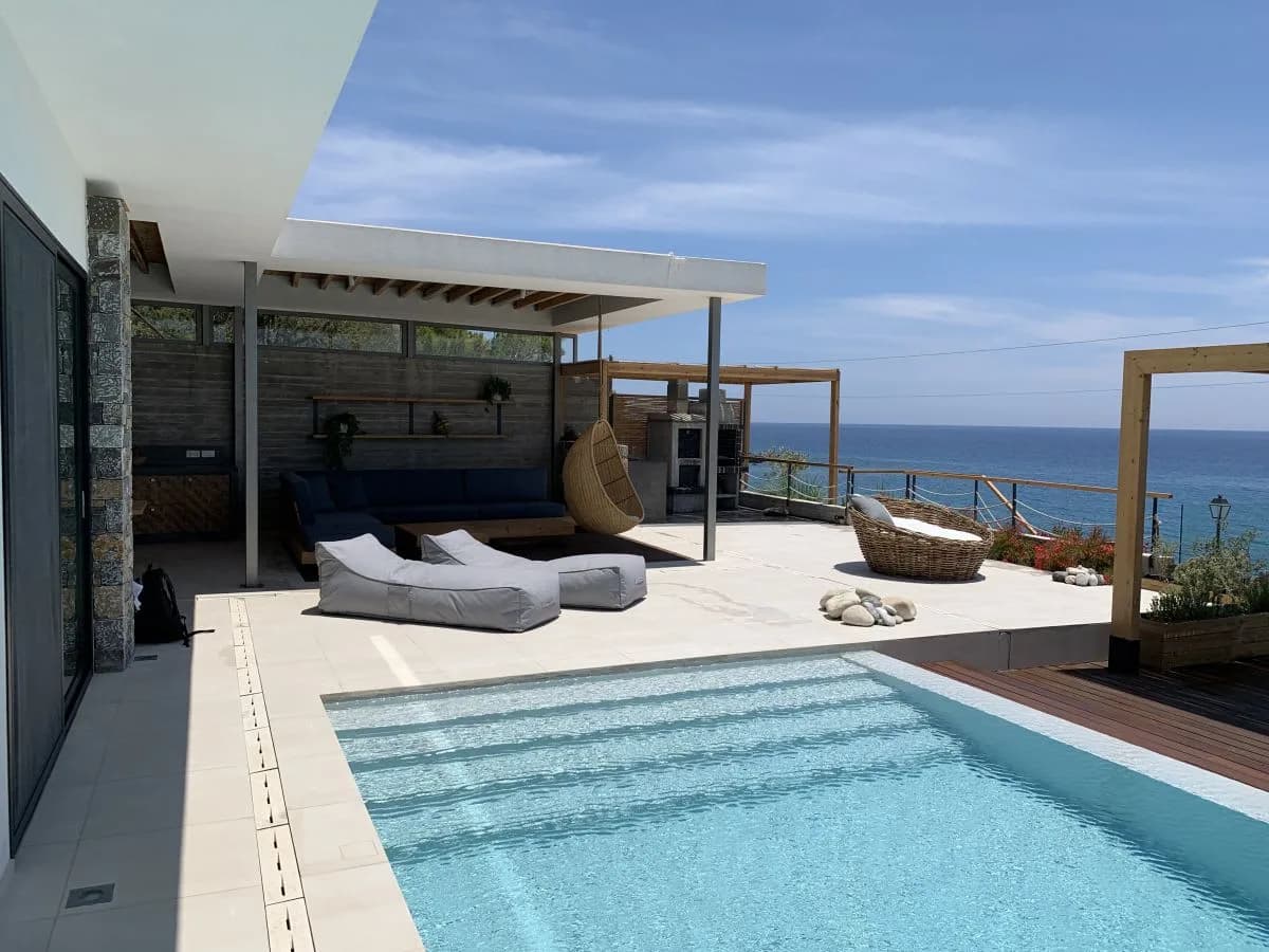LUXURY BEACHFRONT VILLA ON THE COAST OF CRETE