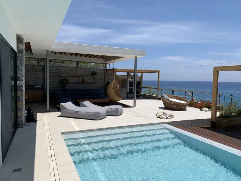 LUXURY BEACHFRONT VILLA ON THE COAST OF CRETE
