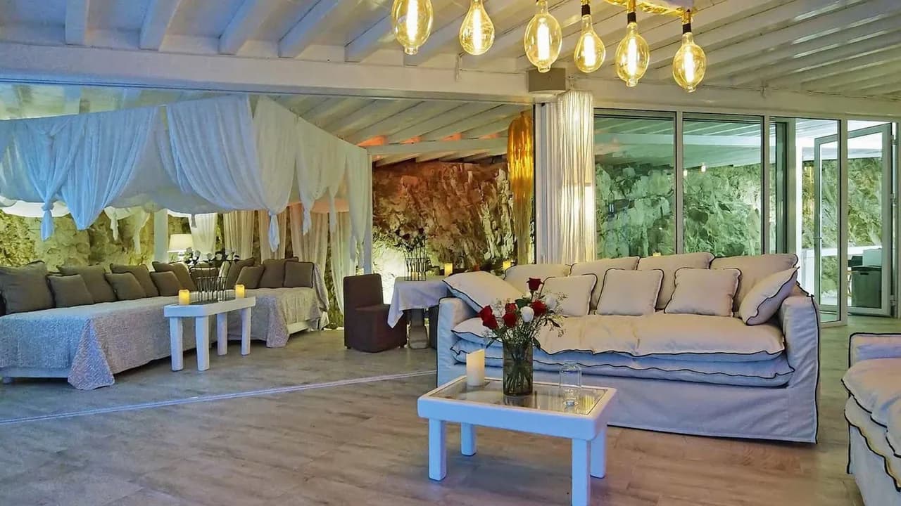 Exquisite Luxury Estate Perfect For Large Group photo 2