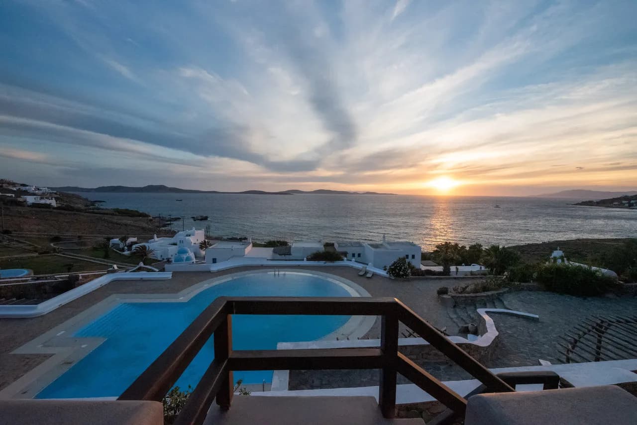 Cozy villa facing directly to the sunset