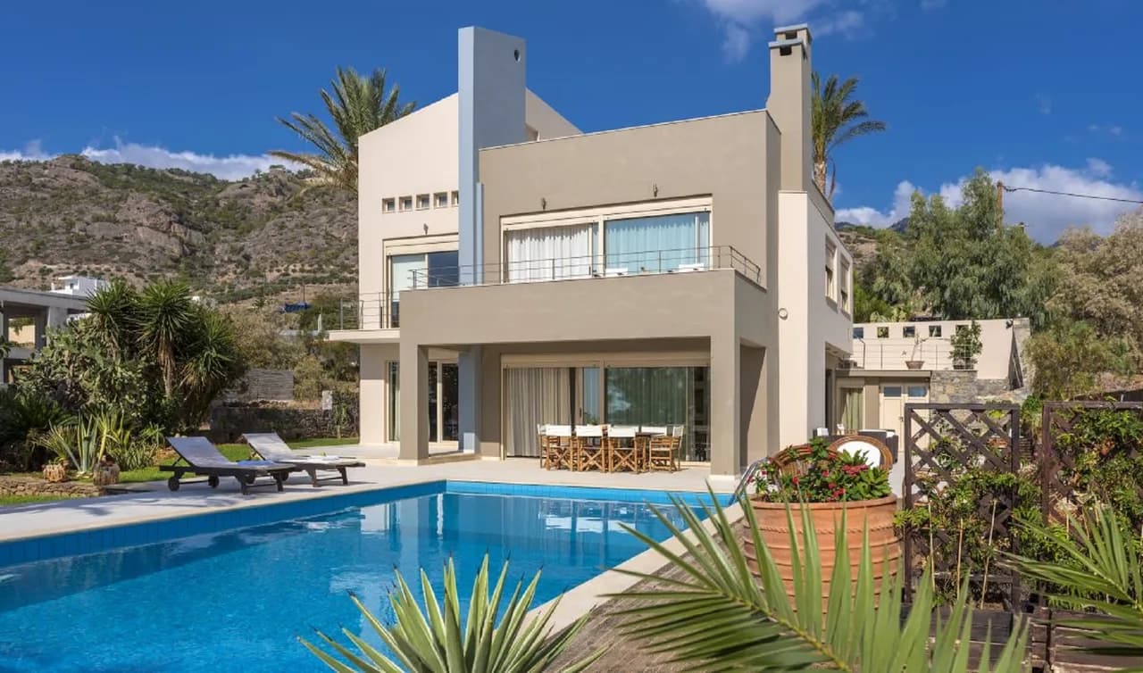 SEAFRONT CONTEMPORARY VILLA WITH PRIVATE POOL