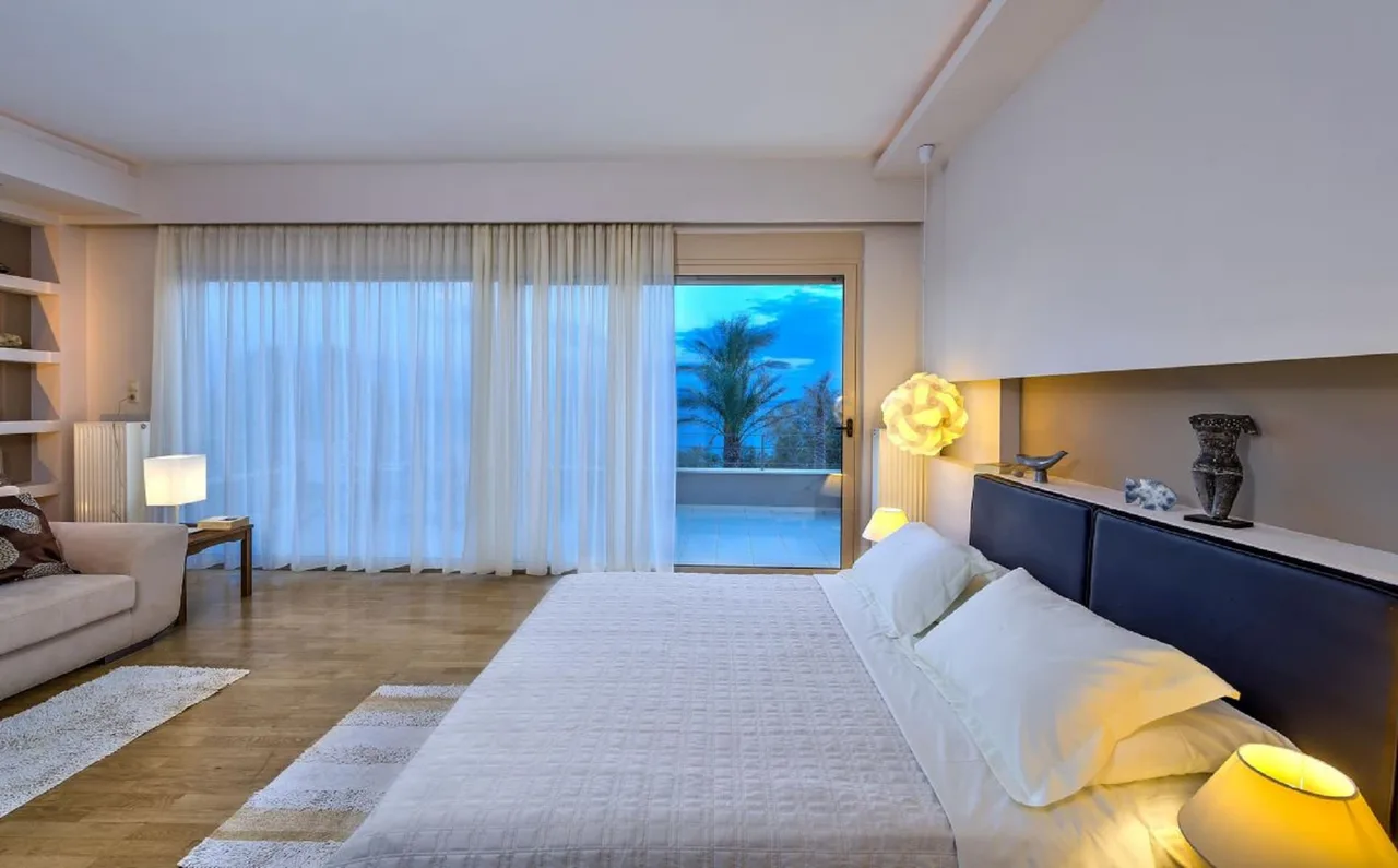 SEAFRONT CONTEMPORARY VILLA WITH PRIVATE POOL photo 3