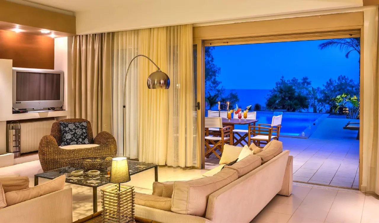 SEAFRONT CONTEMPORARY VILLA WITH PRIVATE POOL photo 4