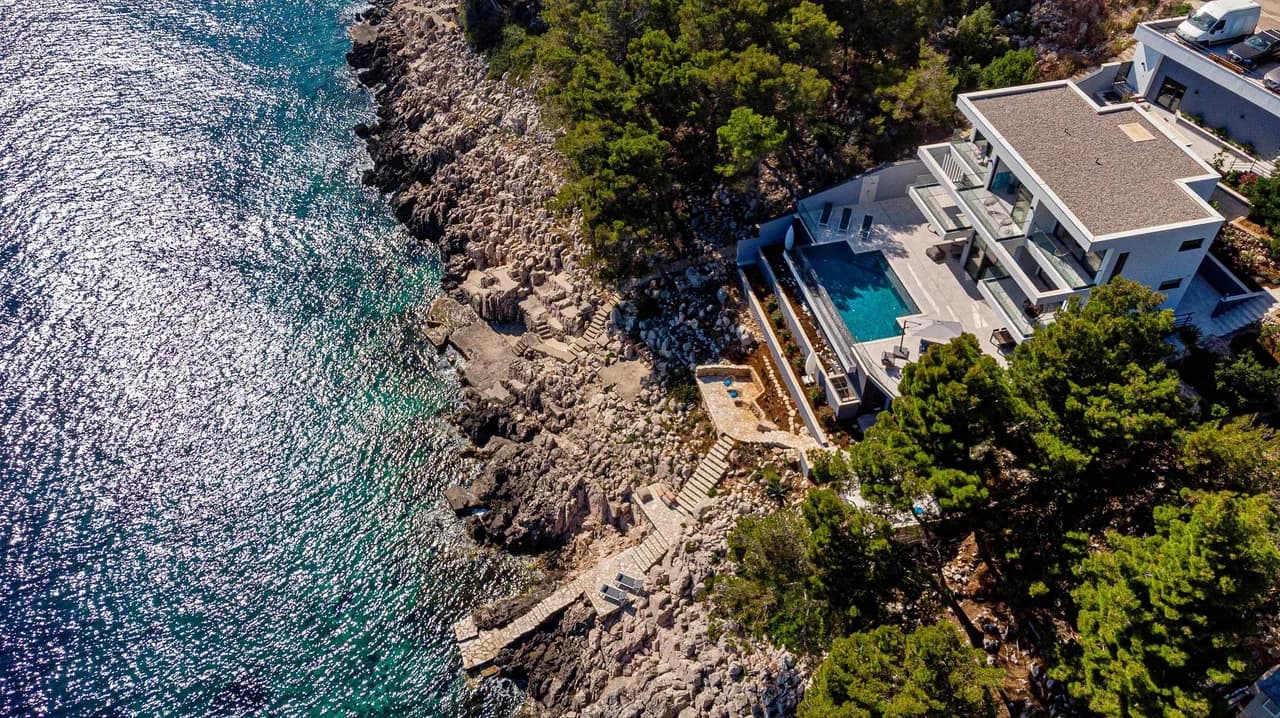 Designer villa few steps from azure blue sea photo 3