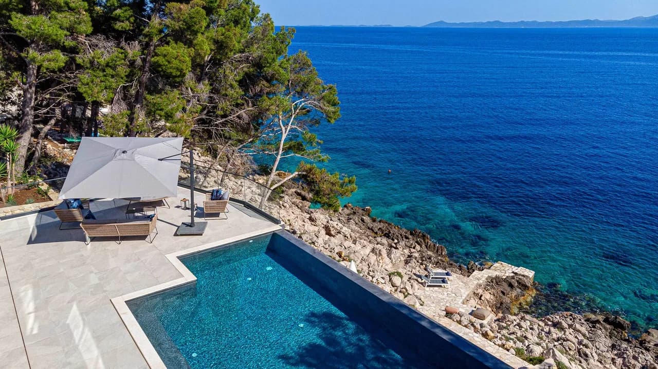 Designer villa few steps from azure blue sea photo 4