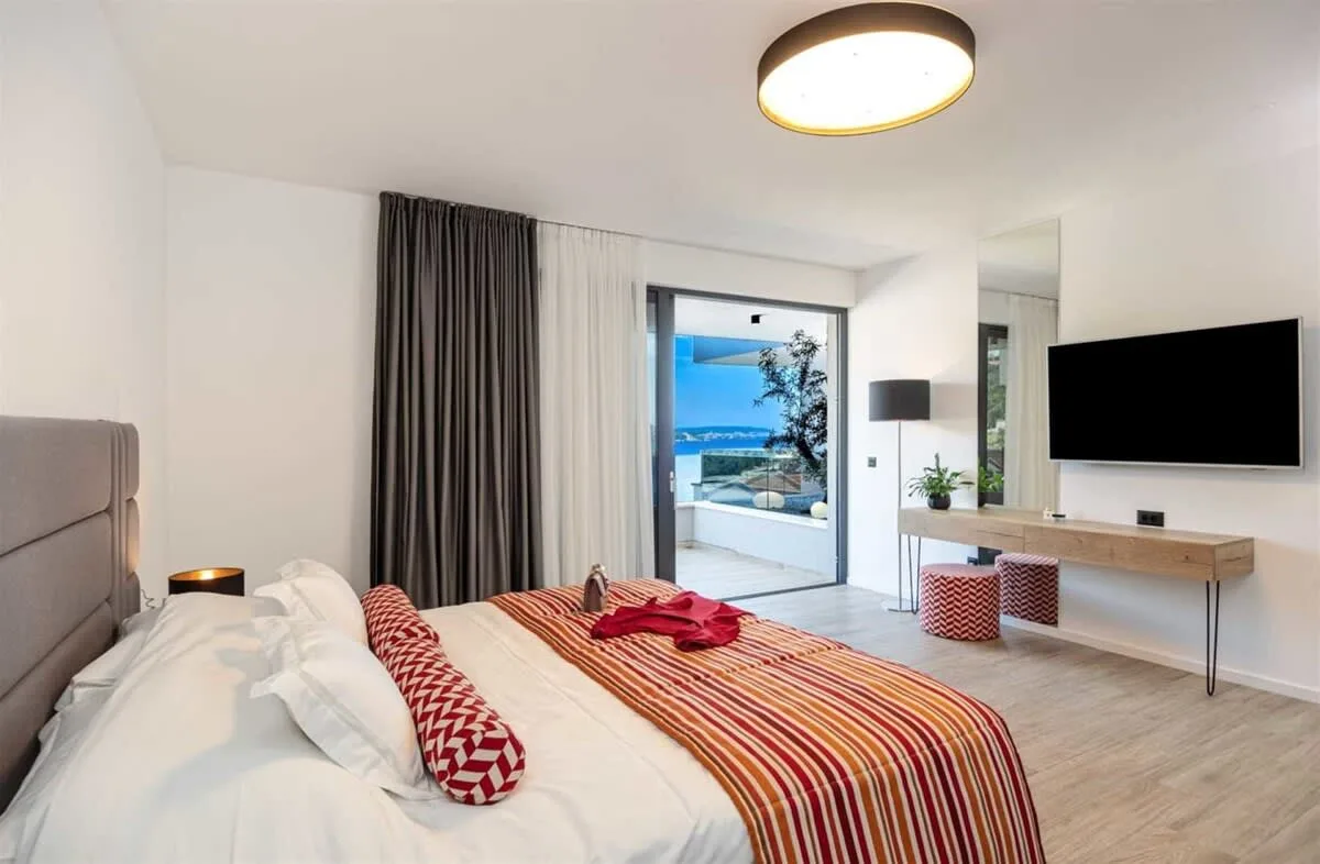 Modern Villa With Indoor Swimming Pool photo 4