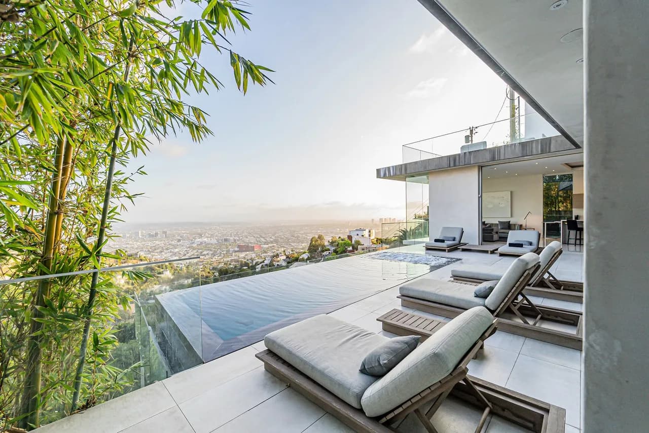 Hollywood Hills Modern Villa With Explosive Views