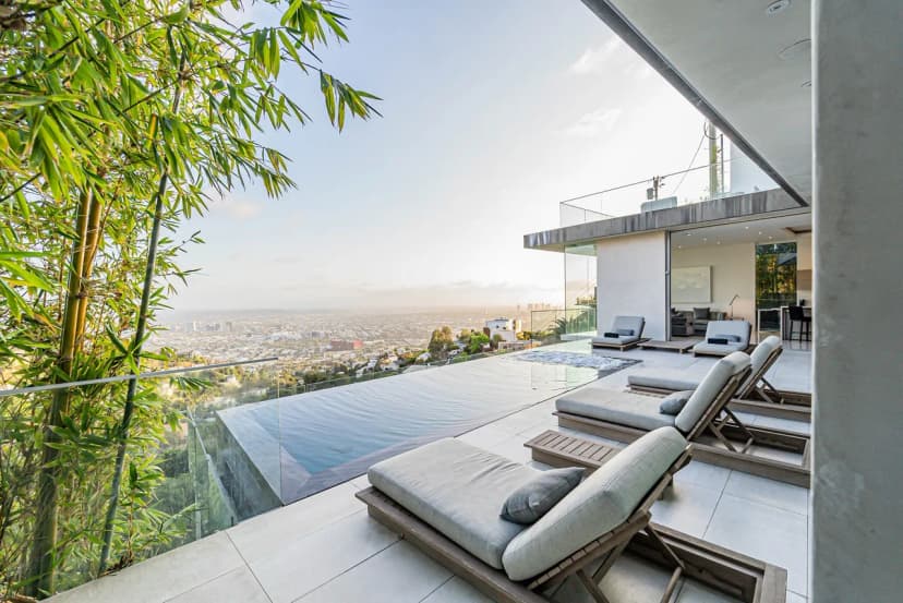 Hollywood Hills Modern Villa With Explosive Views