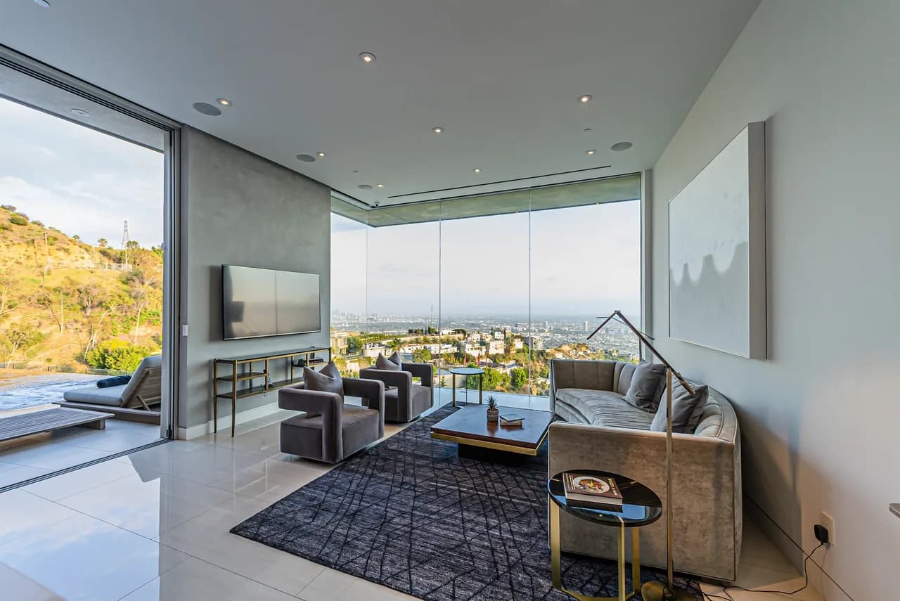 Hollywood Hills Modern Villa With Explosive Views photo 3