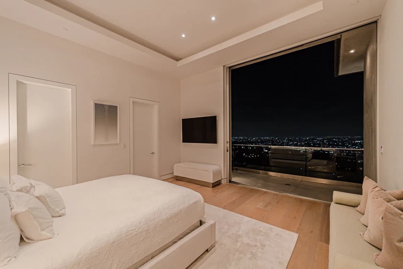 Hollywood Hills Modern Villa With Explosive Views photo 5