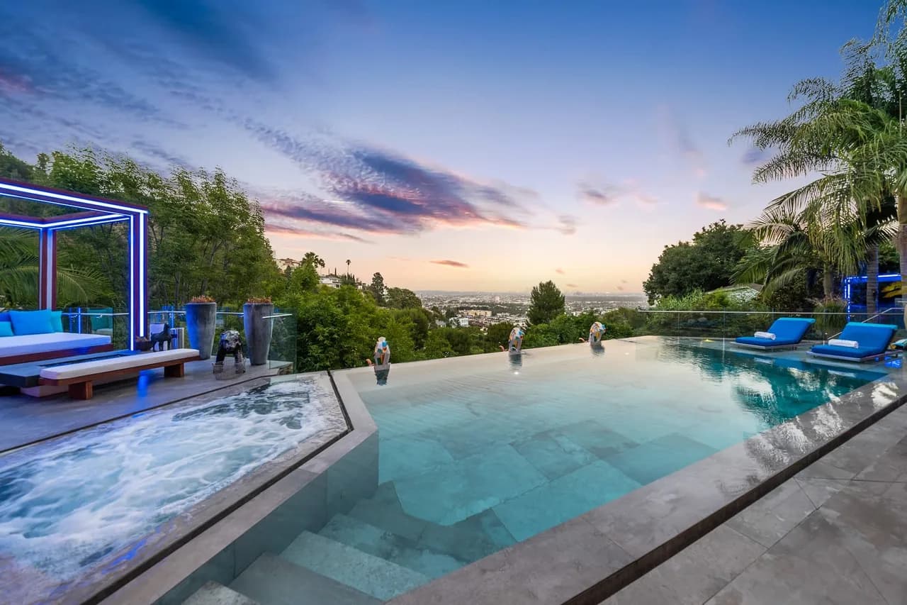 Astounding Abstract Hollywood Hills Mansion photo 2