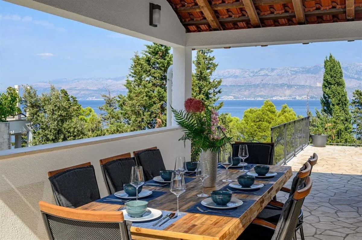 Contemporary Seafront Villa photo 2