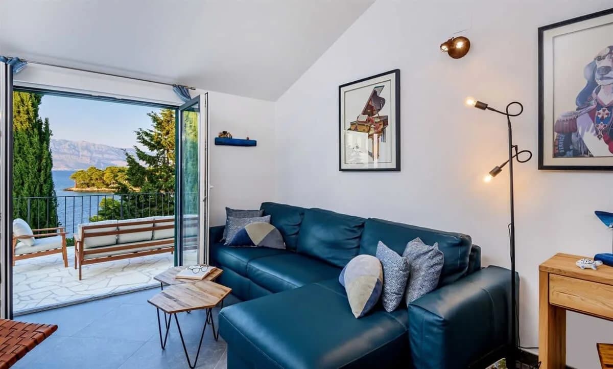 Contemporary Seafront Villa photo 5