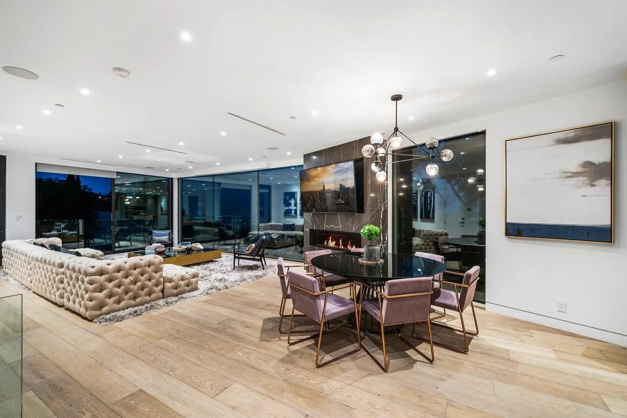 Modern Smart Home With Spectacular Views photo 3