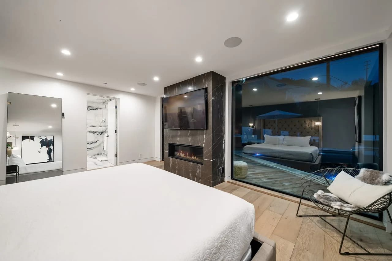 Modern Smart Home With Spectacular Views photo 5