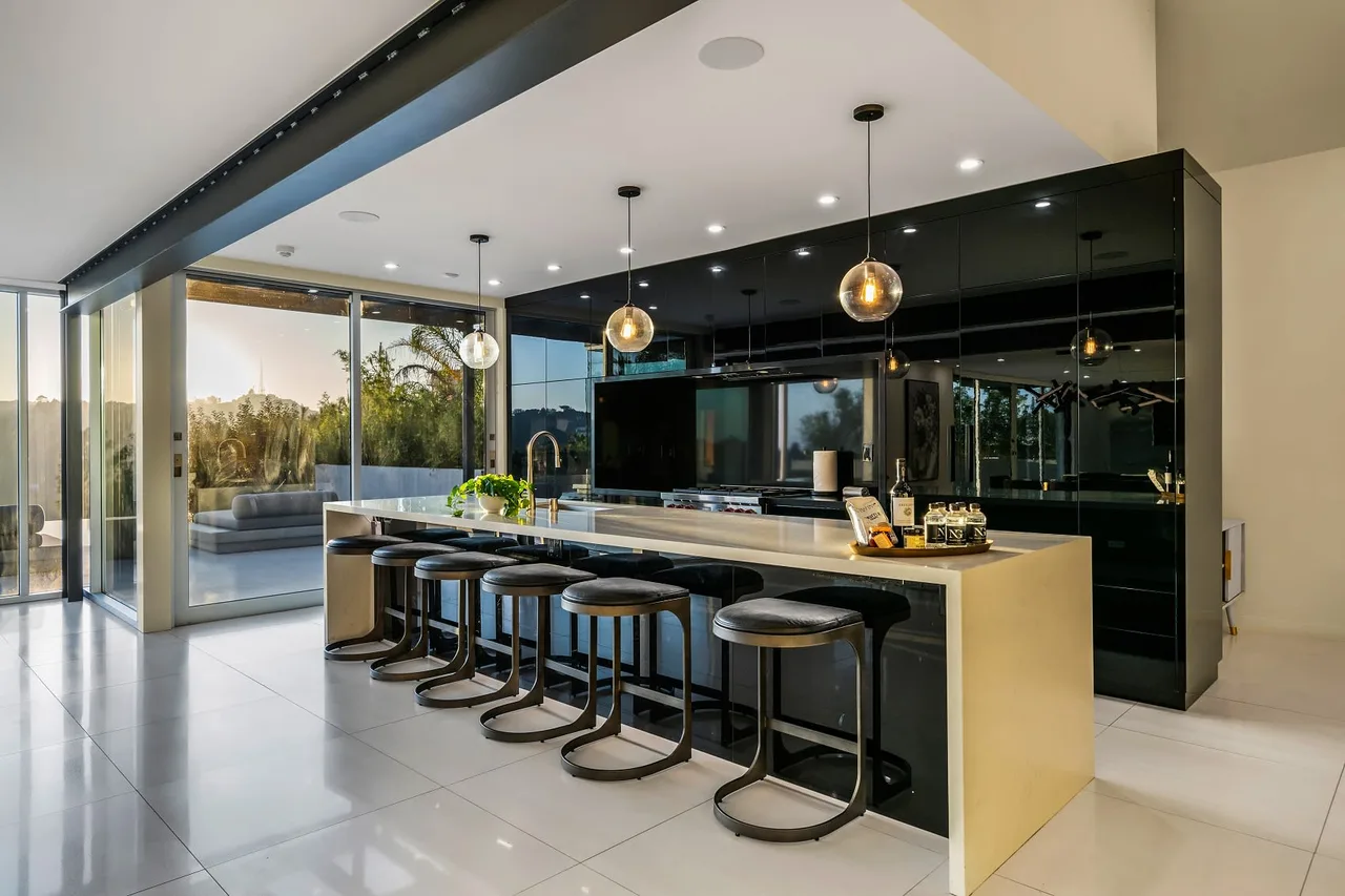 Contemporary Modern Villa With Hills Views photo 3