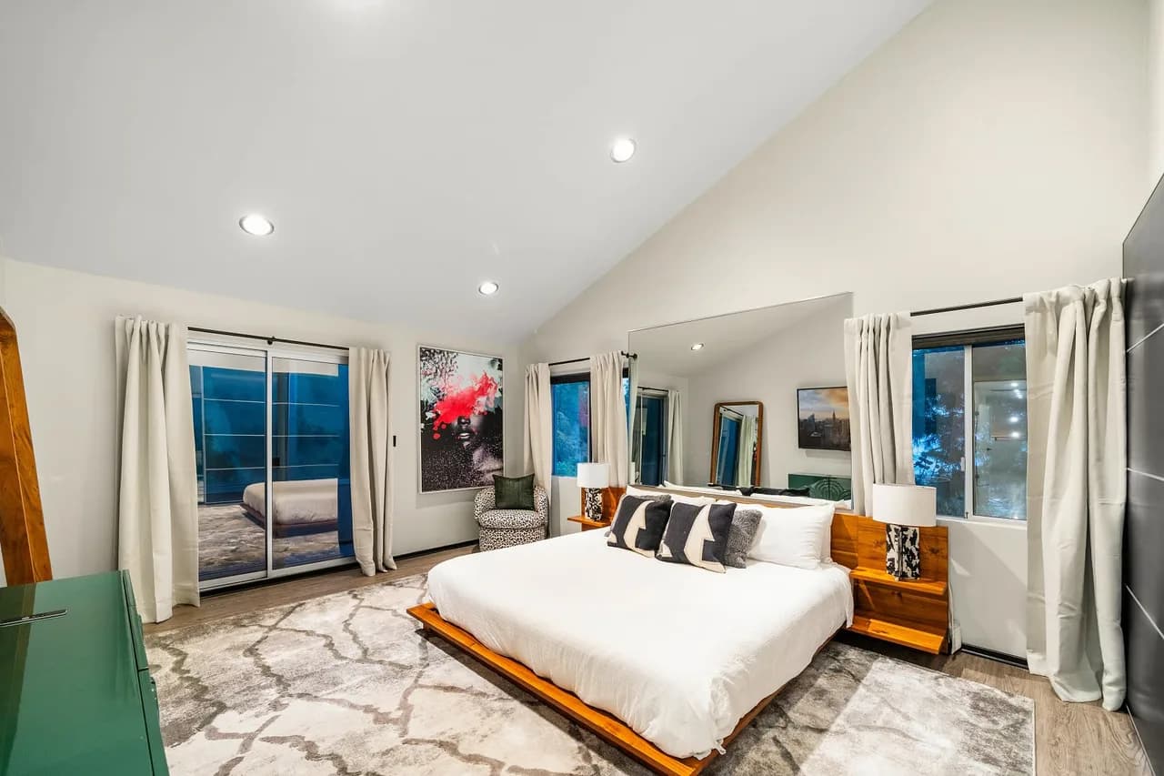 Contemporary Modern Villa With Hills Views photo 4