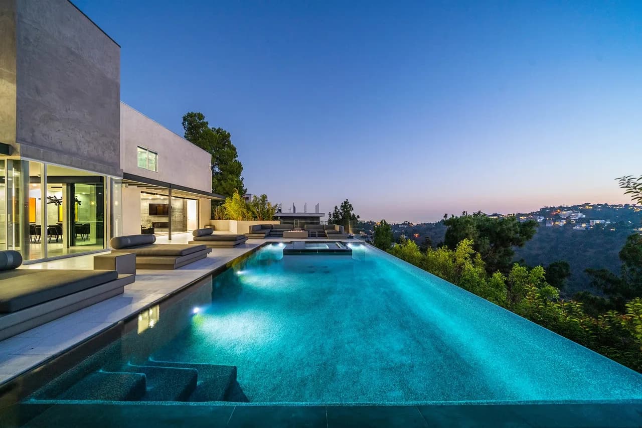 Contemporary Modern Villa With Hills Views photo 5