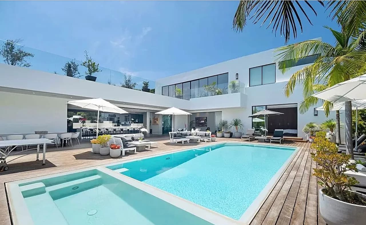Impeccable Modern Mansion In Beverly Hills Flats