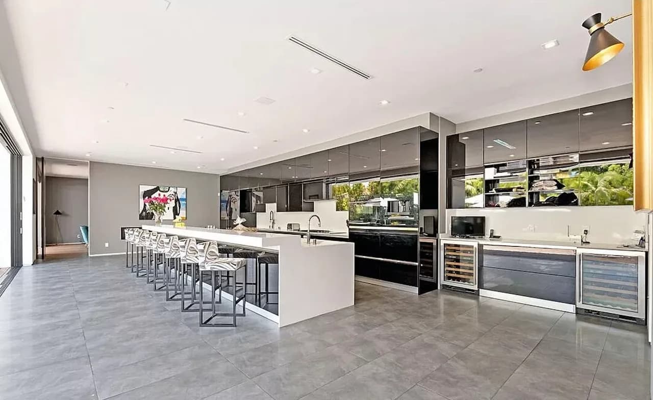 Impeccable Modern Mansion In Beverly Hills Flats photo 3
