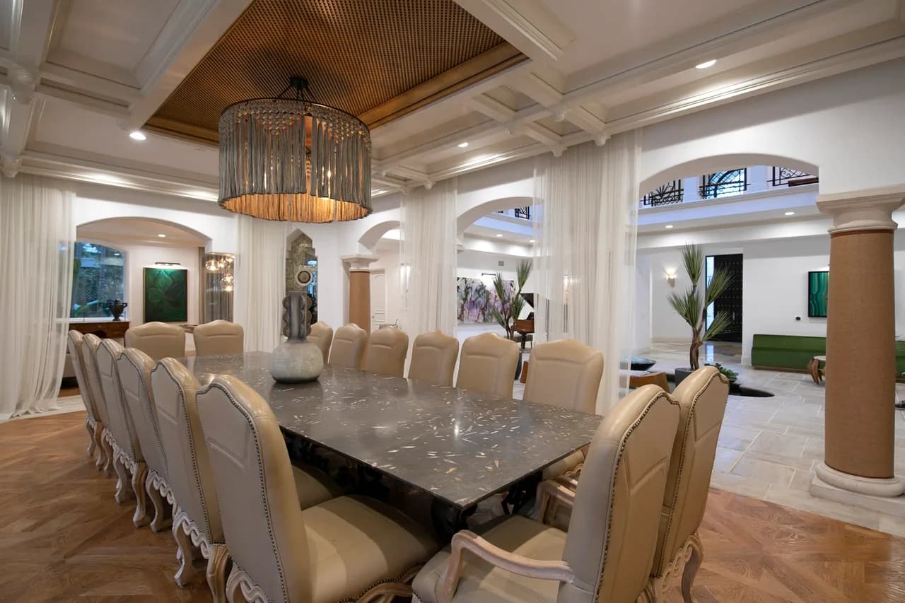 Sophisticated Grand Mansion In Prime Beverly Hills photo 3