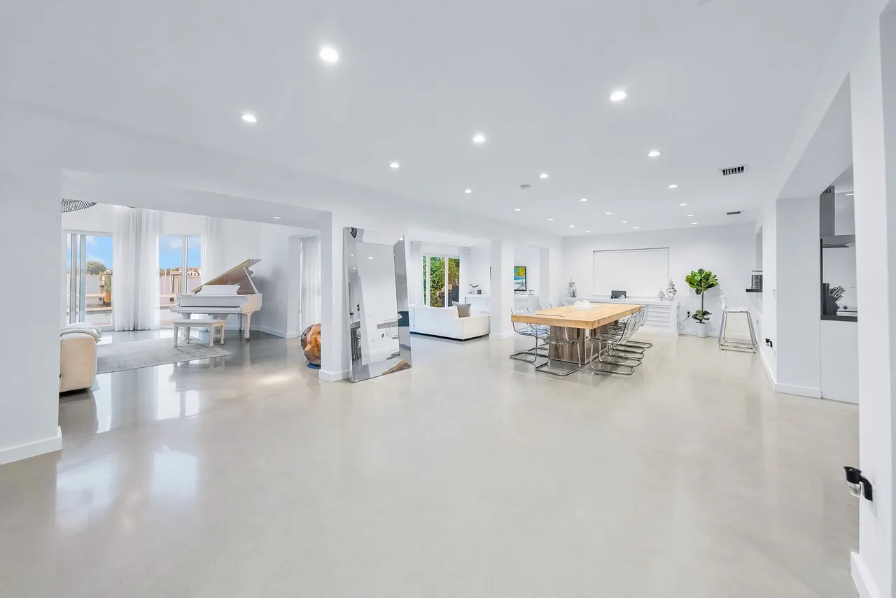 Upscale Waterfront Miami Villa photo 3