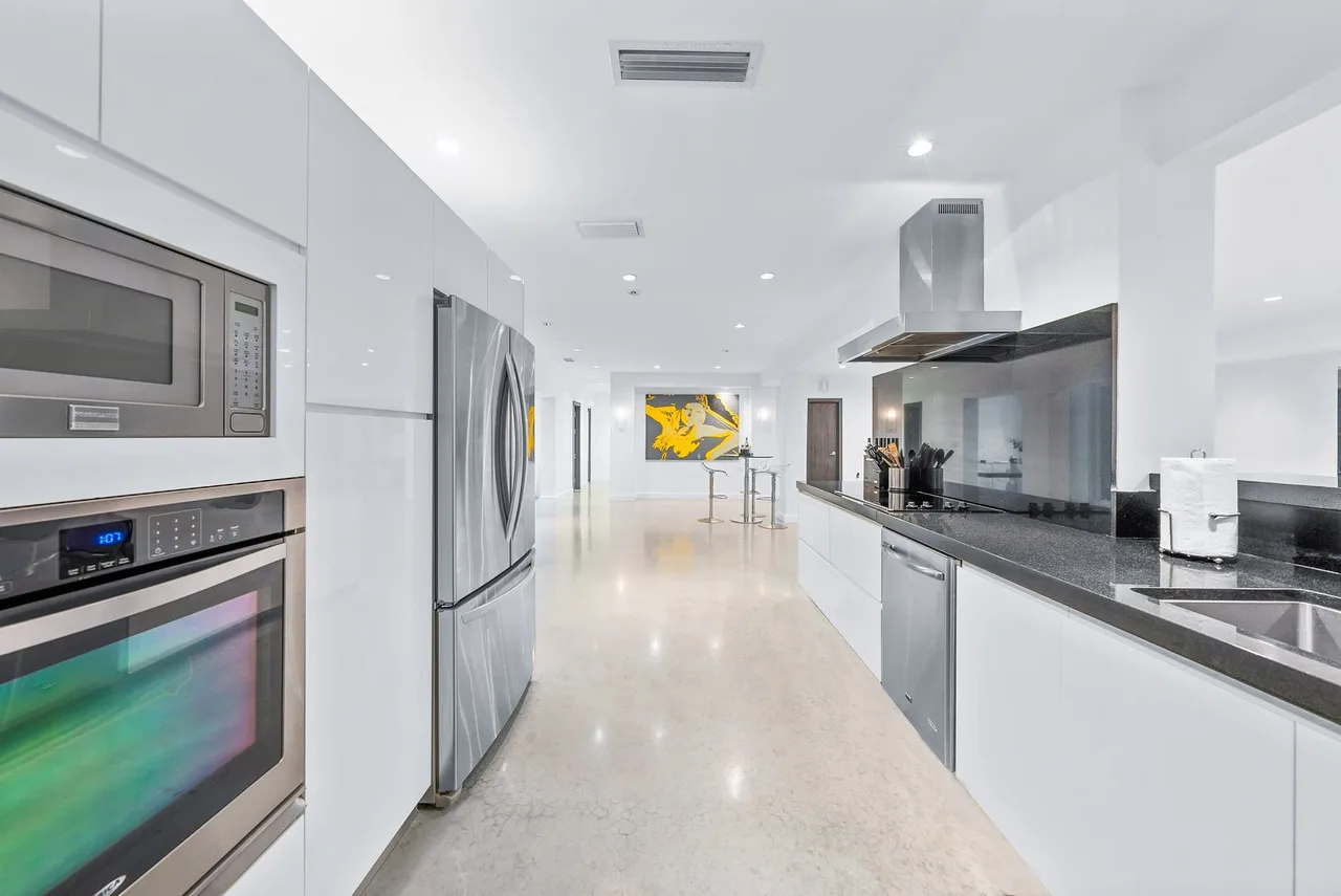 Upscale Waterfront Miami Villa photo 4