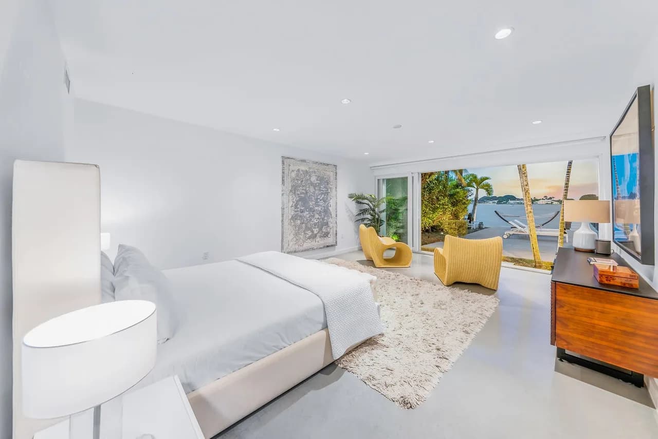 Upscale Waterfront Miami Villa photo 5