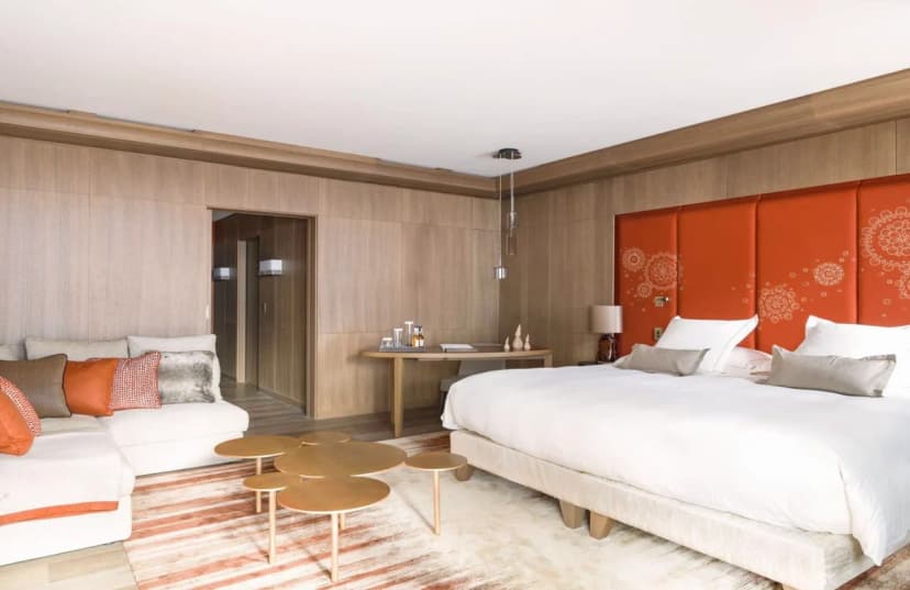 Prime chalet with several original works of art
