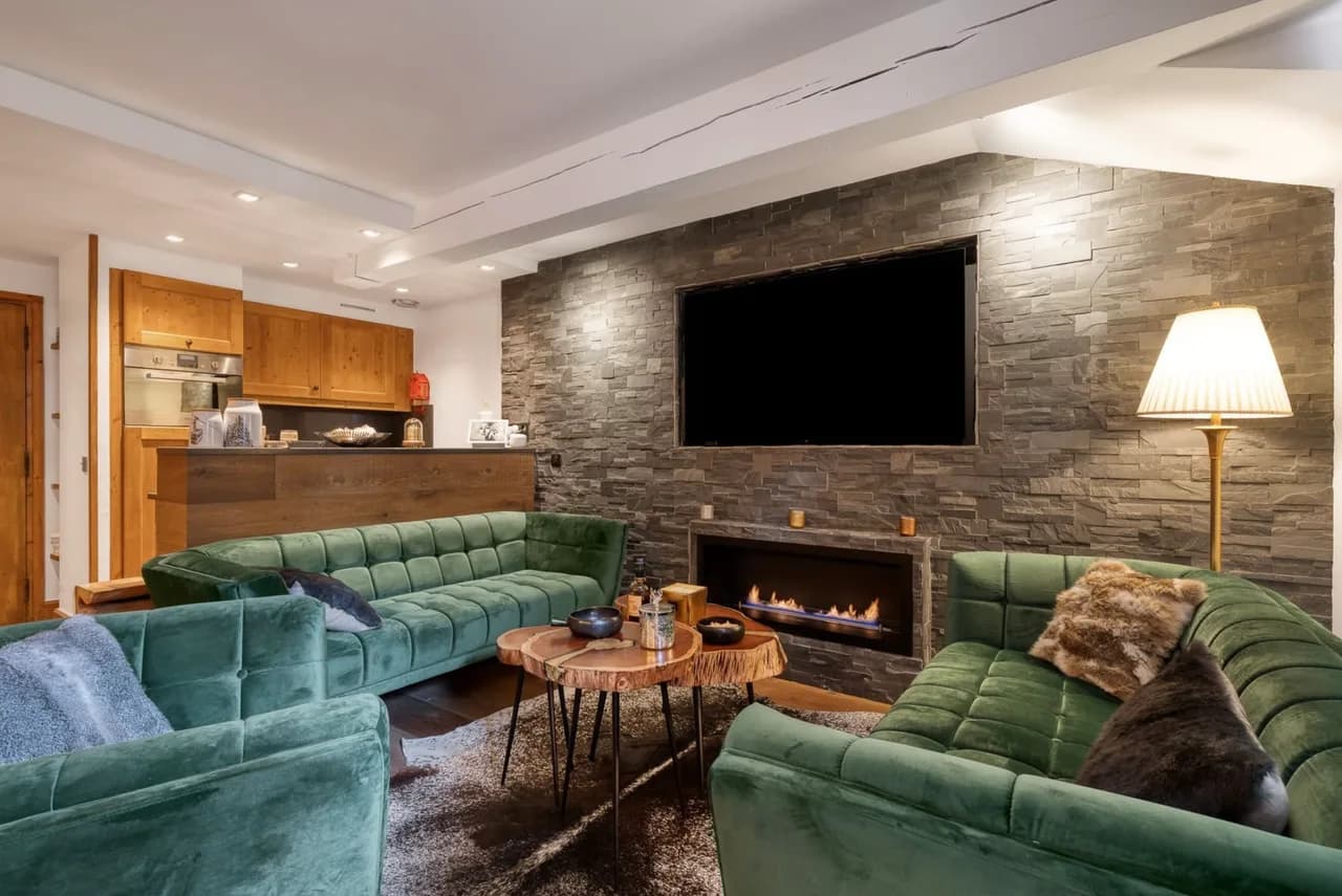 Tastefully furnished apartment in perfect location photo 2