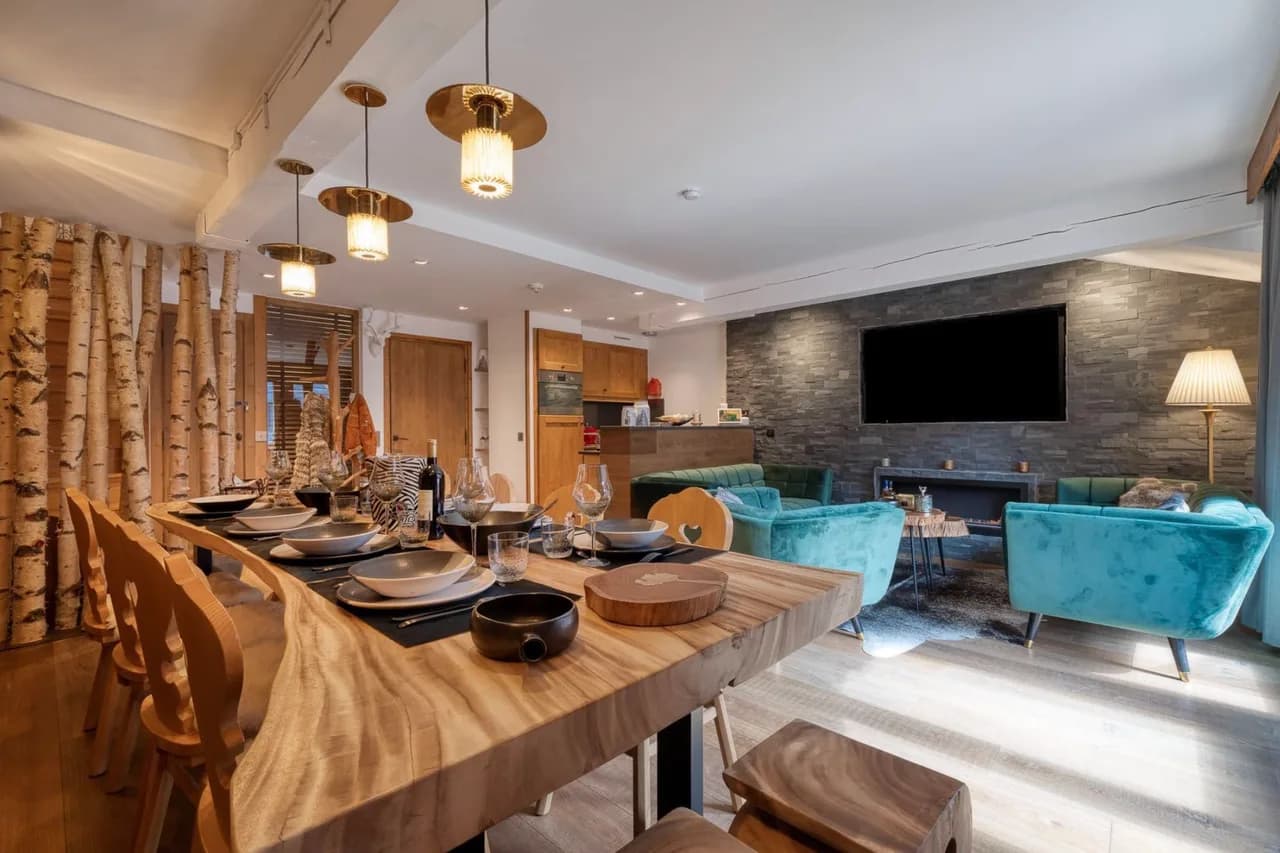 Tastefully furnished apartment in perfect location photo 3