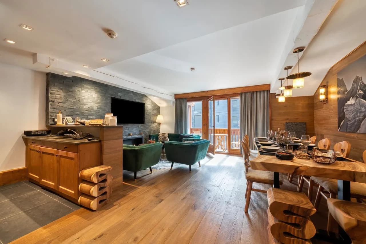 Tastefully furnished apartment in perfect location photo 4