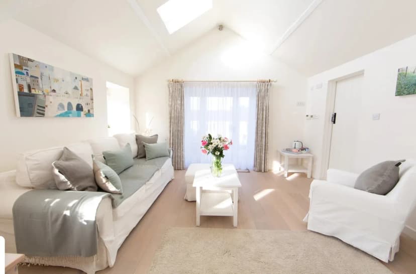 Light And Airy Farmhouse With Relaxing Vibe
