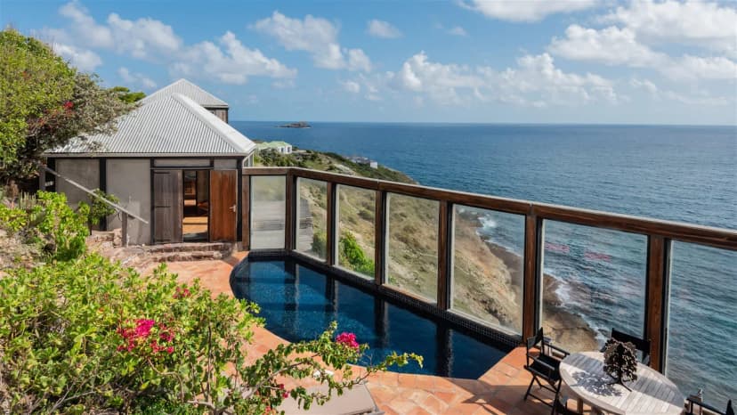 Minimalist villa with beautiful panorama