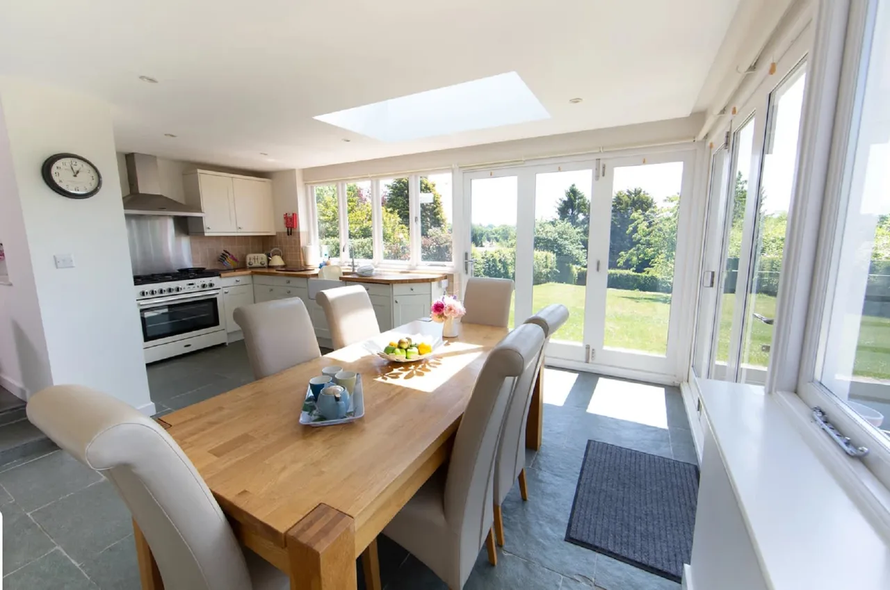 Beautiful And Warm Cottage With Lovely Garden photo 3