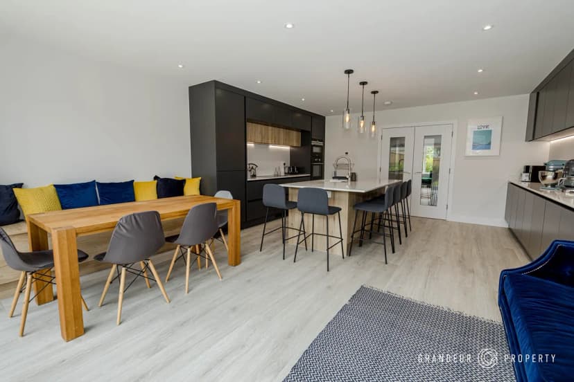 Four-bedroom House In The Heart Of Canford Cliffs