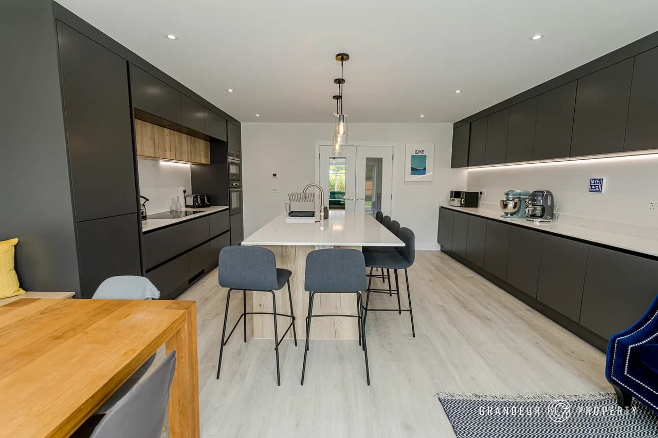 Four-bedroom House In The Heart Of Canford Cliffs photo 2