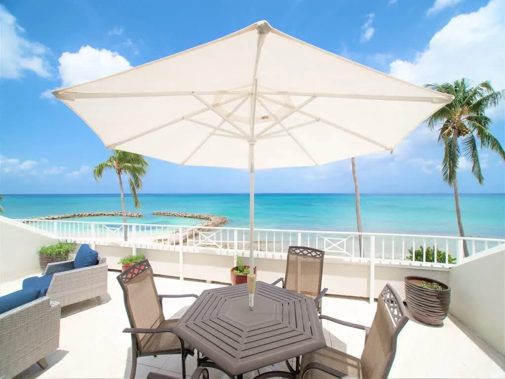 Beachfront Three Bedroom Penthouse in Cayman photo 2