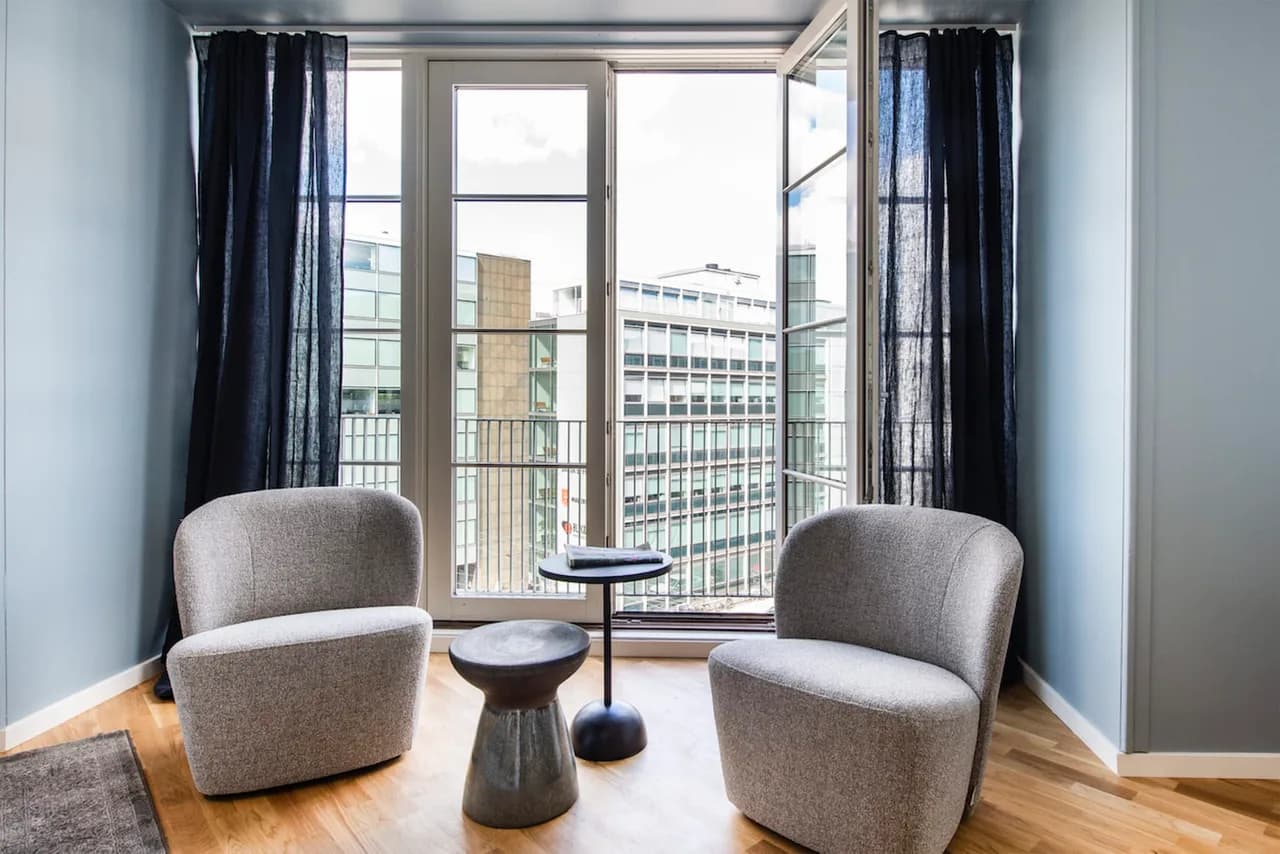 Local suite in central location photo 3