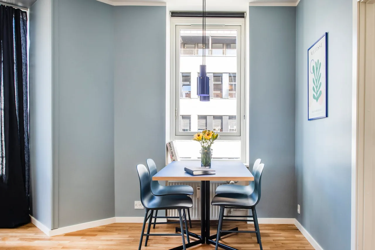 Local suite in central location photo 5