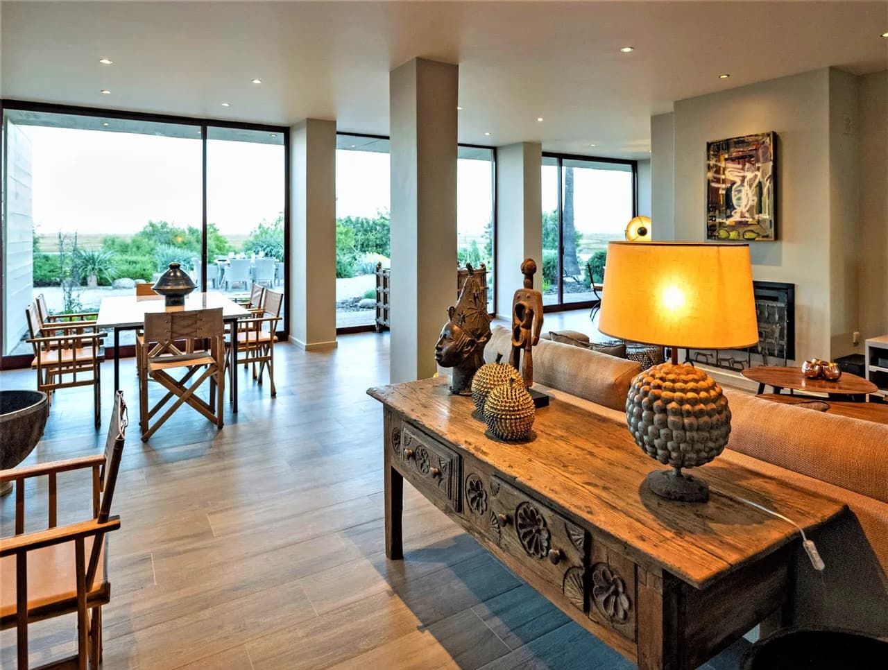 Astonishing Villa with Post-Modern Architecture photo 2