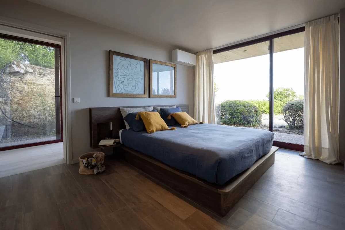 Astonishing Villa with Post-Modern Architecture photo 3