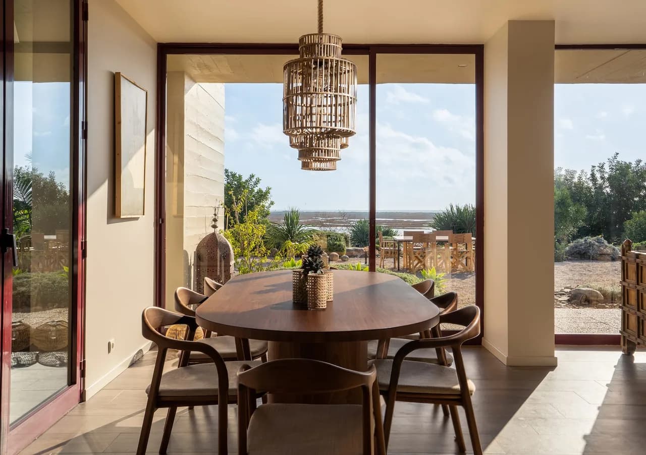 Astonishing Villa with Post-Modern Architecture photo 4