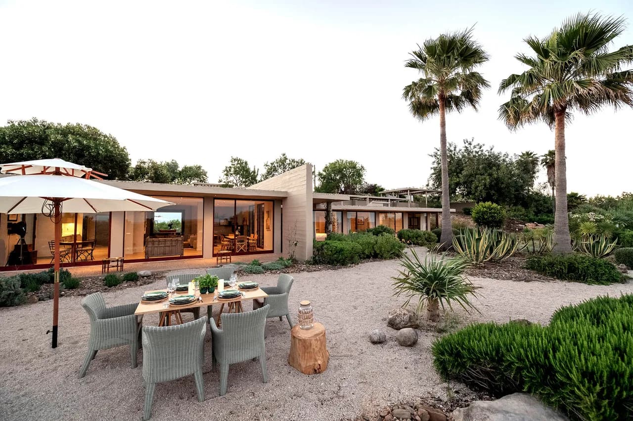 Astonishing Villa with Post-Modern Architecture photo 5