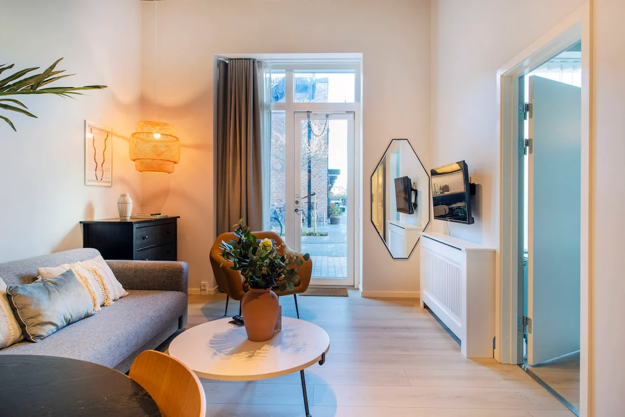 2 BR - COZY FLAT MINUTES FROM THE BEACH photo 2