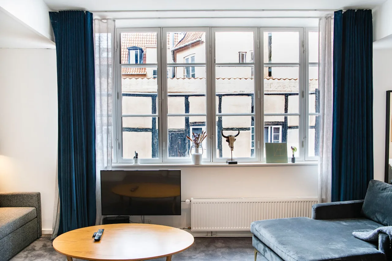 Studio apartment in historic downtown building photo 3