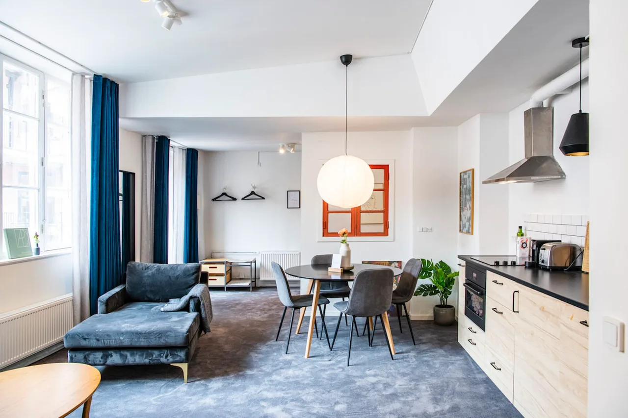 Studio apartment in historic downtown building photo 5