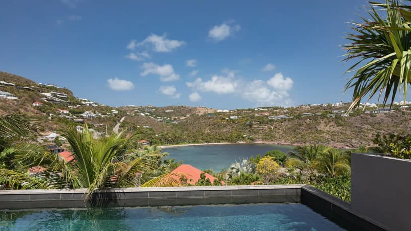 Lovely Villa with Tropical Environment