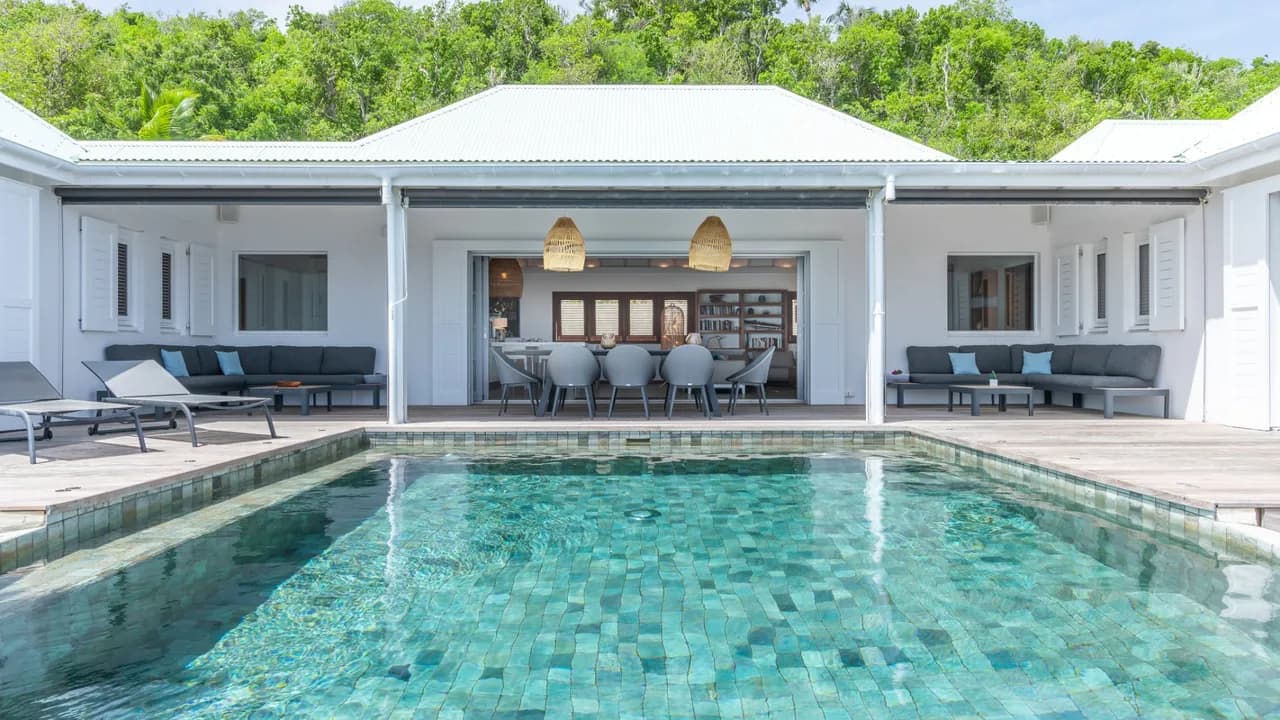 Magnificent Villa with Lush Tropical Setting photo 2