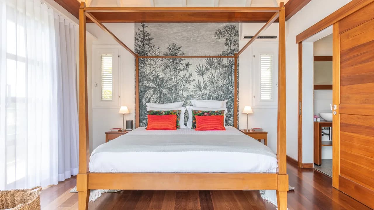 Magnificent Villa with Lush Tropical Setting photo 3